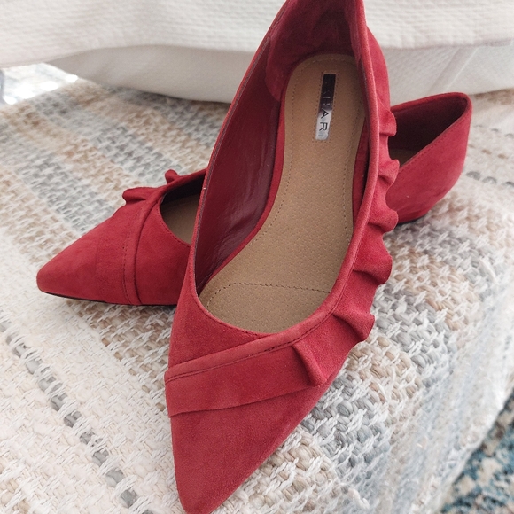 TAHARI "PIONEER" SUEDE FLATS - Picture 1 of 10